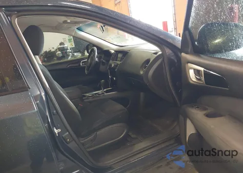 2015 Nissan Pathfinder S z USA, uszkodzony, nr VIN 5N1AR2MN3FC716762